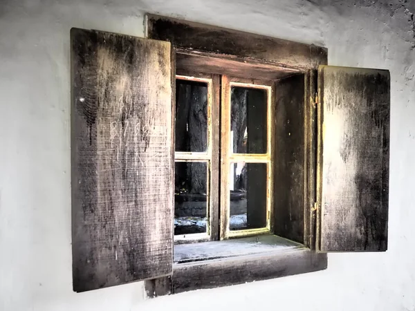 旧的木制百叶窗开着 木制窗框和百叶窗 复制空间 白色混凝土墙 传统的乡村建筑 乡下人的生活方式 东南欧 塞尔维亚 — 图库照片