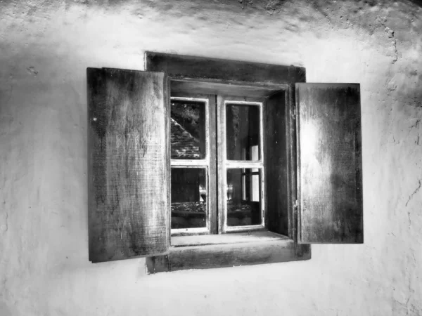 旧的木制百叶窗开着 木制窗框和百叶窗 复制空间 白色混凝土墙 传统的乡村建筑 乡下人的生活方式 东南欧 塞尔维亚 — 图库照片