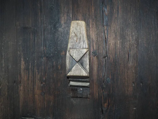 Oude Gesneden Houten Deurknop Een Traditioneel Rustiek Patroon Ornament Gesneden — Stockfoto