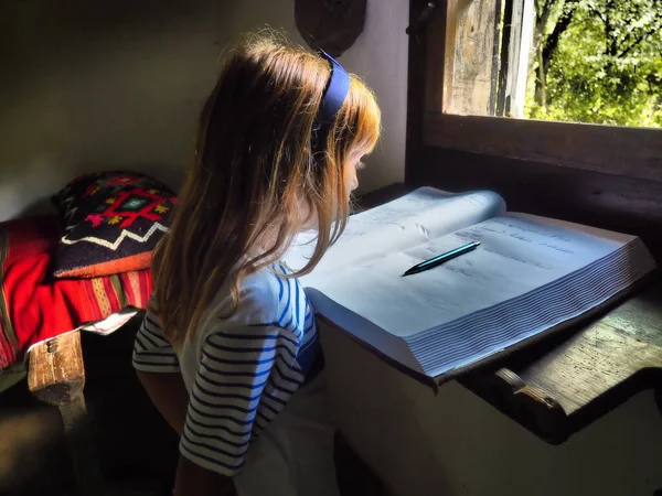 Девушка Лет Длинными Светлыми Волосами Окна Читает Книгу Комната Традиционной — стоковое фото