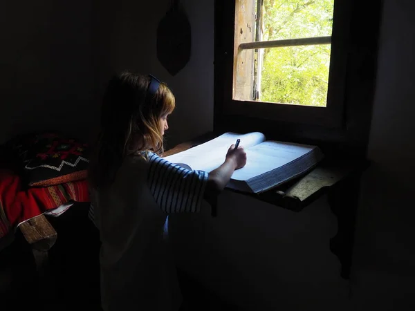 Ένα Κορίτσι Ετών Μακριά Ξανθά Μαλλιά Κοντά Στο Παράθυρο Γράφει — Φωτογραφία Αρχείου