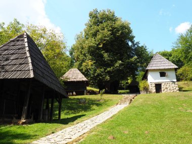 Trsiç, Loznica, Sırbistan 05 Eylül 2021. Sırp alfabesinde yenilikçi bir isim olan Vuk Karadziç 'in Evi. Geleneksel kırsal binalar, konutlar, barakalar, ahır, hamam. Mimari etnik nesneler.