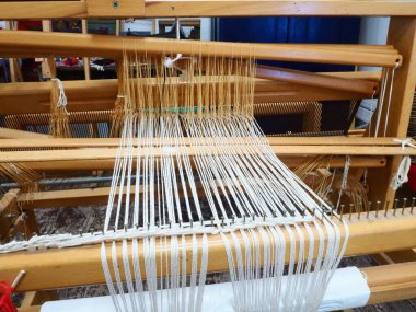 Loom ve iplikler. Halı, giysi ve dokuma ev eşyaları üretimi için antika ekipmanlar. İplikler ve iplikler çalıların ve çatalların üzerinden çekilir. Trsiç, Loznica, Sırbistan. Etnik turizm.