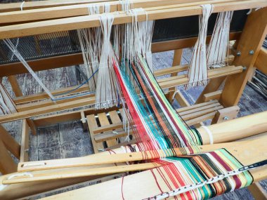 Loom ve iplikler. Halı, giysi ve dokuma ev eşyaları üretimi için antika ekipmanlar. İplikler ve iplikler çalıların ve çatalların üzerinden çekilir. Trsiç, Loznica, Sırbistan. Etnik turizm.