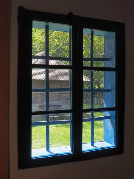 Jendela Ceruk Sebuah Rumah Tua Jendela Bingkai Panggangan Dan Kaca — Stok Foto