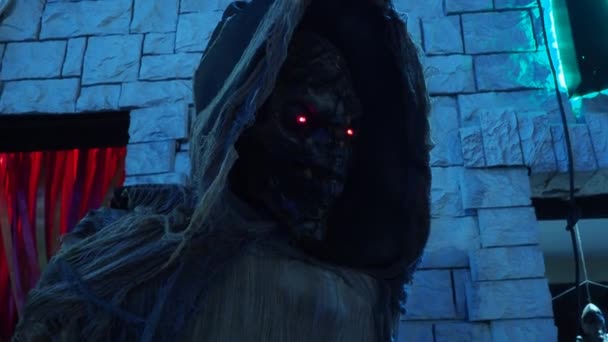 Зловещий Мертвец Капюшоне Сияющими Красными Глазами Вечер Ночь Ужасный Монстр — стоковое видео