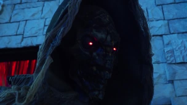 一个邪恶的死人 头戴头巾 夜晚或夜晚都有一双闪烁的红眼睛 一个可怕的怪物站在一座古城堡的后面 骨牌手和撕破的脏衣服 — 图库视频影像