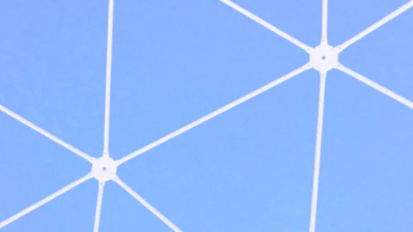 Blockchain-Netzwerk und Internet. Weiße Linien und miteinander verbundene Punkte auf blauem Hintergrund. Chemische Struktur eines Moleküls oder einer Substanz. Körperliche Verfassung. Interaktionskonzept. Abstraktes Muster — Stockfoto