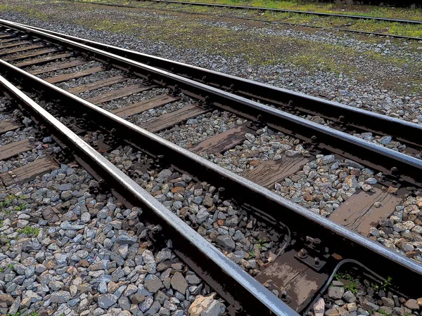 Demiryolu ve yataklar, demiryolu ve taşlar. Demiryolu trafiği, Perspektif. Metal raylar beton kaplamalı. Yakın plan.. — Stok fotoğraf