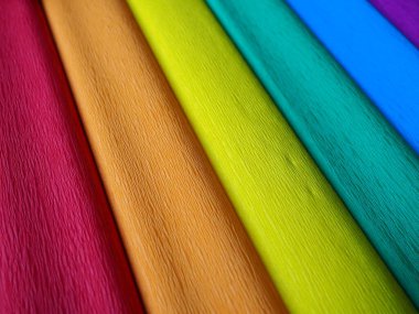 Bir Gökkuşağı Bayrağı, Gurur Bayrağı. LGBTQ toplum sembolü. EuroPride 2022, Avrupa 'nın bütün LGBTİ toplumu için tarihi bir olaydır. Kırmızı, turuncu, sarı, yeşil, mavi ve mor krep kağıdı