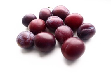 Beyaz arka planda erikler. Sulu olgun meyveler