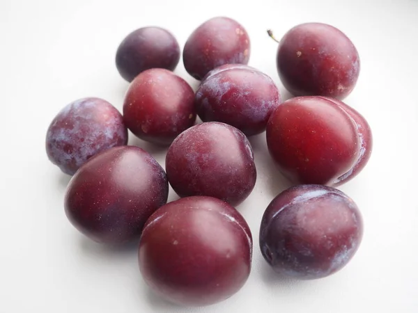 Plums on a white background. Juicy ripe fruits — Stock Photo, Image