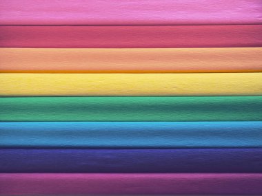 Gilbert Baker 'ın Gurur Bayrağı. Genel LGBTQ LGBTİ topluluğunun sembolü. Krep kağıdı pembe, kırmızı, turuncu, sarı, krep, mavi, mor ve mor renkte mevcuttur. Gurur olayları için renkli arkaplan