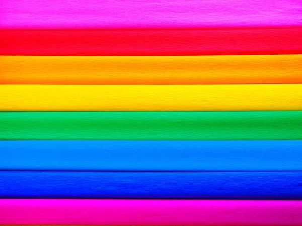 Bandera del orgullo por Gilbert Baker. Símbolo de la comunidad LGBTI en general. El papel crepé está disponible en rosa, rojo, naranja, amarillo, crepé, azul, morado y magenta. Fondo colorido para los eventos del Orgullo — Foto de Stock