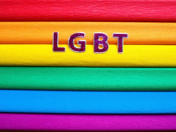 Abreviatura LGBT, texto da carta. Letras LGBT roxas no fundo da bandeira do arco-íris. Uma bandeira do arco-íris, a bandeira do orgulho. Símbolo comunitário LGBTQ. EuroPride 2022 — Fotografia de Stock