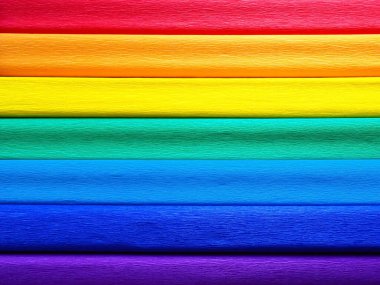 Bir Gökkuşağı Bayrağı, Gurur Bayrağı. LGBTQ toplum sembolü. EuroPride 2022, Avrupa 'nın bütün LGBTİ toplumu için tarihi bir olaydır. Kırmızı, turuncu, sarı, yeşil, mavi ve mor krep kağıdı