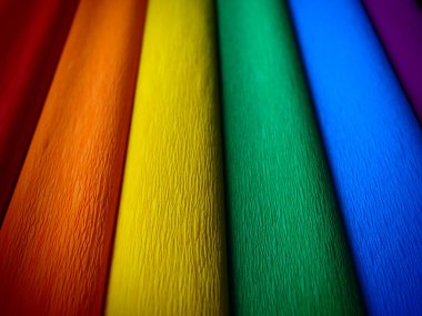 Bir Gökkuşağı Bayrağı, Gurur Bayrağı. LGBTQ toplum sembolü. EuroPride 2022, Avrupa 'nın bütün LGBTİ toplumu için tarihi bir olaydır. Kırmızı, turuncu, sarı, yeşil, mavi ve mor krep kağıdı.