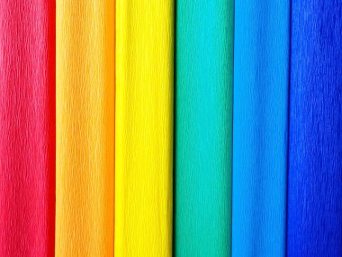 Bir Gökkuşağı Bayrağı, Gurur Bayrağı. LGBTQ toplum sembolü. EuroPride 2022, Avrupa 'nın bütün LGBTİ toplumu için tarihi bir olaydır. Kırmızı, turuncu, sarı, yeşil, mavi ve mor krep kağıdı