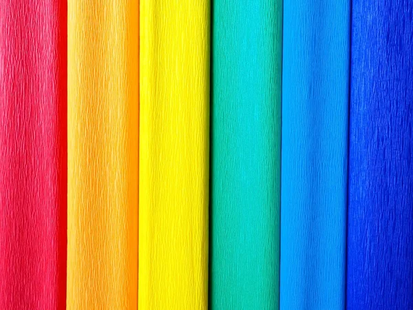 Duhová vlajka, vlajka Pýchy. Symbol komunity LGBTQ EuroPride 2022 v Bělehradě je významnou událostí pro celou evropskou komunitu LGBTI. Červený, oranžový, žlutý, zelený, modrý a fialový krepový papír — Stock fotografie