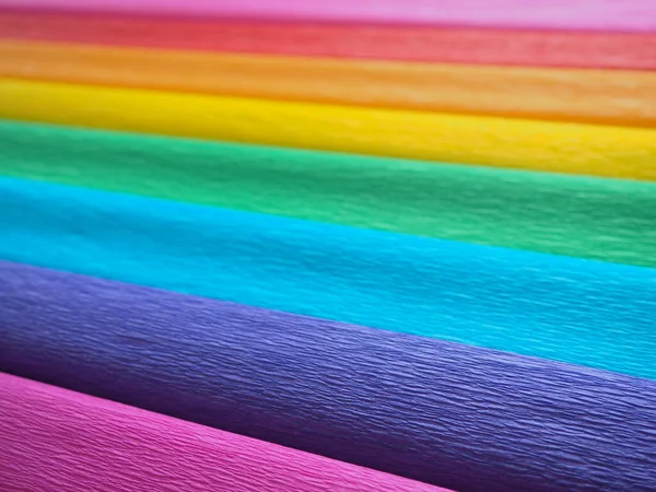 길버트 베이커 (Gilbert Baker) 의 깃발이다. LGBTQ LGBTI 공동체의 상징이다. 크레이프 종이는 분홍, 빨강, 주황, 노랑, 크레이프, 파랑, 자주 로구할 수있다. 교만 행사의 다채 로운 배경 — 스톡 사진