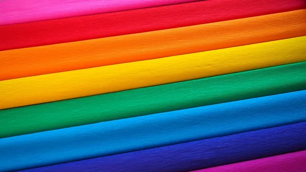 Bandera del orgullo por Gilbert Baker. Símbolo de la comunidad LGBTI en general. El papel crepé está disponible en rosa, rojo, naranja, amarillo, crepé, azul, morado y magenta. Fondo colorido para los eventos del Orgullo — Foto de Stock