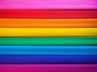 Gilbert Baker 'ın Gurur Bayrağı. Genel LGBTQ LGBTİ topluluğunun sembolü. Krep kağıdı pembe, kırmızı, turuncu, sarı, krep, mavi, mor ve mor renkte mevcuttur. Gurur olayları için renkli arkaplan