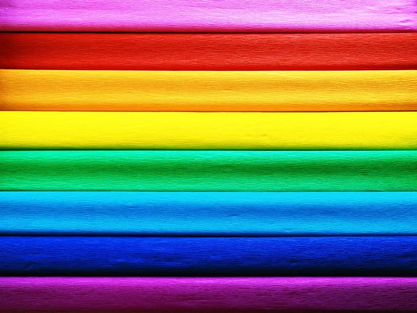 Bandera del orgullo por Gilbert Baker. Símbolo de la comunidad LGBTI en general. El papel crepé está disponible en rosa, rojo, naranja, amarillo, crepé, azul, morado y magenta. Fondo colorido para los eventos del Orgullo — Foto de Stock