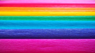 Gilbert Baker 'ın Gurur Bayrağı. Genel LGBTQ LGBTİ topluluğunun sembolü. Krep kağıdı pembe, kırmızı, turuncu, sarı, krep, mavi, mor ve mor renkte mevcuttur. Gurur olayları için renkli arkaplan