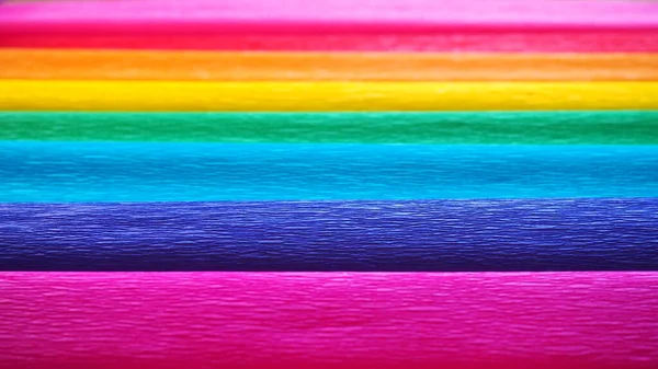 Gilbert Baker 'ın Gurur Bayrağı. Genel LGBTQ LGBTİ topluluğunun sembolü. Krep kağıdı pembe, kırmızı, turuncu, sarı, krep, mavi, mor ve mor renkte mevcuttur. Gurur olayları için renkli arkaplan