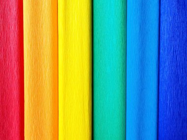 Bir Gökkuşağı Bayrağı, Gurur Bayrağı. LGBTQ toplum sembolü. EuroPride 2022, Avrupa 'nın bütün LGBTİ toplumu için tarihi bir olaydır. Kırmızı, turuncu, sarı, yeşil, mavi ve mor krep kağıdı
