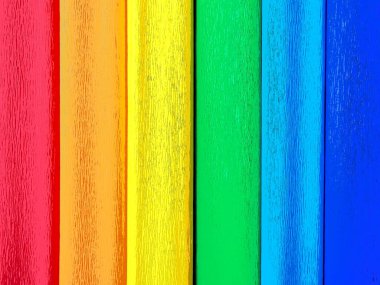 Bir Gökkuşağı Bayrağı, Gurur Bayrağı. LGBTQ toplum sembolü. EuroPride 2022, Avrupa 'nın bütün LGBTİ toplumu için tarihi bir olaydır. Kırmızı, turuncu, sarı, yeşil, mavi ve mor krep kağıdı