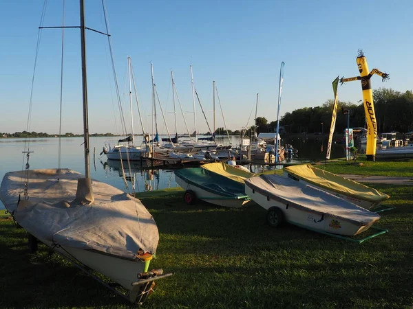 Palic, Serbien, 11. September 2021 Boote und Yachten am Ufer des Palic-Sees. Ruhe auf dem Wasser. Sportliche Wassertransporte ankerten vor der Küste. Tourismus und aktiver Lebensstil. Horizontlinie, Himmel und Wasser — Stockfoto