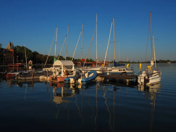 Palic, Serbie, 11 septembre 2021 Bateaux et yachts sur les rives du lac Palic. Repose-toi sur l'eau. Transport nautique sportif amarré au large des côtes. Tourisme et mode de vie actif. Horizon ligne, ciel et eau — Photo