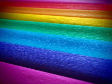 Gilbert Baker 'ın Gurur Bayrağı. Genel LGBTQ LGBTİ topluluğunun sembolü. Krep kağıdı pembe, kırmızı, turuncu, sarı, krep, mavi, mor ve mor renkte mevcuttur. Gurur olayları için renkli arkaplan