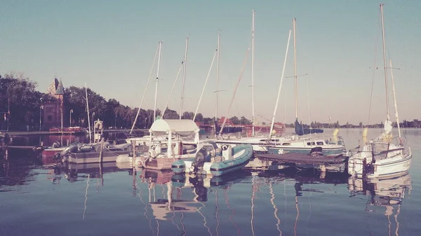 Palic, Sérvia, 11 de setembro de 2021 Barcos e iates nas margens do Lago Palic. Descanse na água. Transporte aquático esportivo atracado ao largo da costa. Turismo e estilo de vida ativo. Vintage foto retro — Fotografia de Stock