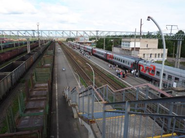 Svir, Rusya, 6 Ağustos 2021. Tren istasyonunun üst manzarası. İnsanlar trenden iniyor. Oktyabrskaya demiryolunun bölge tren istasyonu. İki tür elektrik çekme için kenetlenme istasyonu