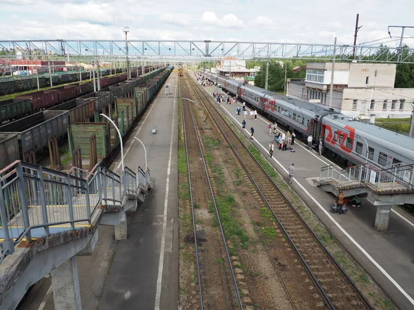 Svir, Russia, 6 agosto 2021. Stazione ferroviaria vista dall'alto. La gente scende dai treni. Stazione ferroviaria del distretto della ferrovia Oktyabrskaya. Docking station per due tipi di trazione elettrica — Foto Stock