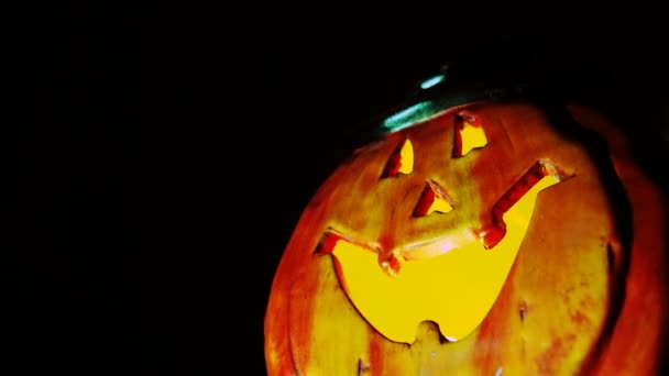 Dýňová lucerna, atribut Halloween. Lantern tradičně vyřezávaný z dýně nebo tuřínu. Hlava se strašidelnou nebo vtipnou tváří. Jack-o-lucerna. Will-o-the-wisp. Zářící a zářící světlo. Křížový proces — Stock video