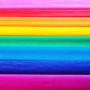 Gilbert Baker 'ın Gurur Bayrağı. Genel LGBTQ LGBTİ topluluğunun sembolü. Krep kağıdı pembe, kırmızı, turuncu, sarı, krep, mavi, mor ve mor renkte mevcuttur. Gurur olayları için renkli arkaplan