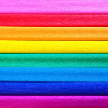 Gilbert Baker 'ın Gurur Bayrağı. Genel LGBTQ LGBTİ topluluğunun sembolü. Krep kağıdı pembe, kırmızı, turuncu, sarı, krep, mavi, mor ve mor renkte mevcuttur. Gurur olayları için renkli arkaplan