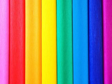 Gilbert Baker 'ın Gurur Bayrağı. Genel LGBTQ LGBTİ topluluğunun sembolü. Krep kağıdı pembe, kırmızı, turuncu, sarı, krep, mavi, mor ve mor renkte mevcuttur. Gurur olayları için renkli arkaplan