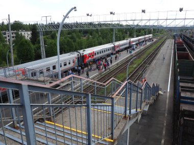 Svir, Rusya, 6 Ağustos 2021. Tren istasyonunun üst manzarası. İnsanlar trenden iniyor. Oktyabrskaya demiryolunun bölge tren istasyonu. İki tür elektrik çekme için kenetlenme istasyonu