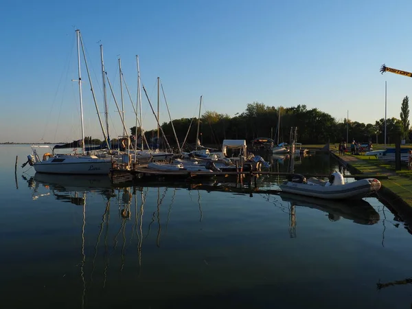 2021年9月11日，塞尔维亚帕利奇，帕利奇湖畔的船只和游艇。在水面上休息。体育水上交通工具停泊在海岸外.旅游业和积极的生活方式。地平线、天空和水 — 图库照片