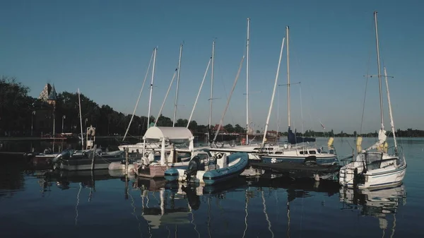 Palic, Serbie, 11 septembre 2021 Bateaux et yachts sur les rives du lac Palic. Repose-toi sur l'eau. Transport nautique sportif amarré au large des côtes. Tourisme et mode de vie actif. Vintage photo rétro — Photo