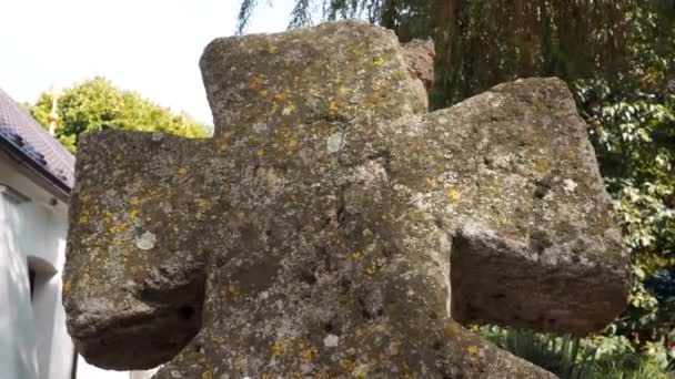 Manos de zombi esqueleto saliendo de un cementerio, Halloween. Los huesos de las manos del esqueleto en la lápida. El hombre muerto que ha cobrado vida. Antiguo cementerio cristiano y cruz de musgo de piedra — Vídeo de stock