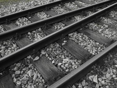 Demiryolu ve yataklar, demiryolu ve taşlar. Demiryolu trafiği, Perspektif. Metal raylar ve beton kaplamalı uykucular. Siyah ve beyaz tek renk