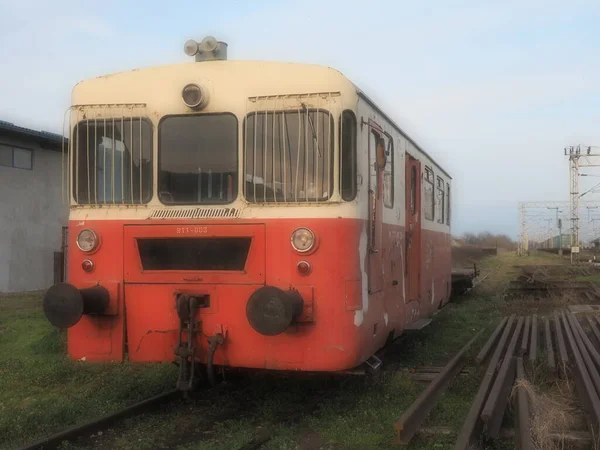 赤い色のレトロな列車ワゴン。ユーゴスラビア製のヴィンテージ機関車。セルビアのスレムスカ・ミトロヴィツァ。鉄道車両の金属製ボディ。錆びたレール。鉄道駅。ソフトフォーカス — ストック写真
