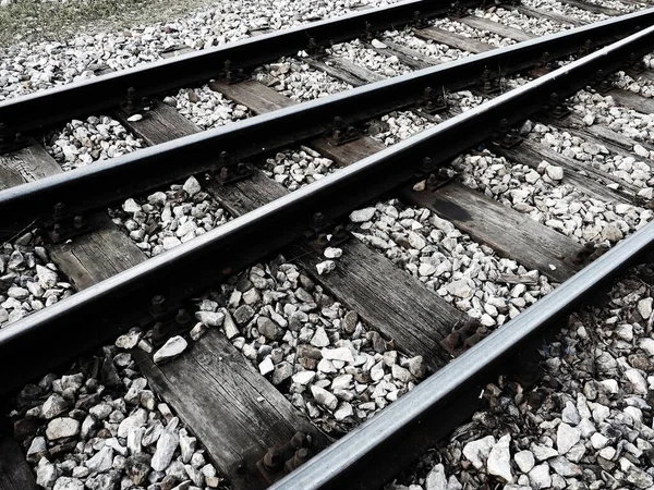 Demiryolu ve yataklar, demiryolu ve taşlar. Demiryolu trafiği, Perspektif. Metal raylar ve beton kaplamalı uykucular. Siyah ve beyaz tek renk — Stok fotoğraf