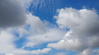 Güneşli bir öğleden sonra açık mavi gökyüzünde nefes kesici ve eşsiz bulut oluşumlarını gözlemlemek huzurlu ve rahatlatıcı bir deneyim sunuyor. Doğa sanatının tadını çıkar.