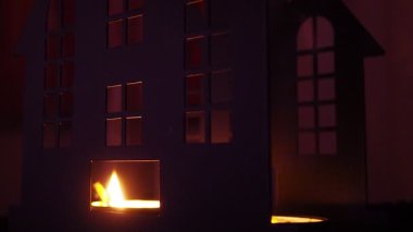 Karanlık bir kalenin içinde basit bir mum hafifçe parlar, duvarlara korkunç gölgeler bırakır. Karanlığın içinde titreyen ışık dans ederken atmosfer Cadılar Bayramı ruhuyla doludur..